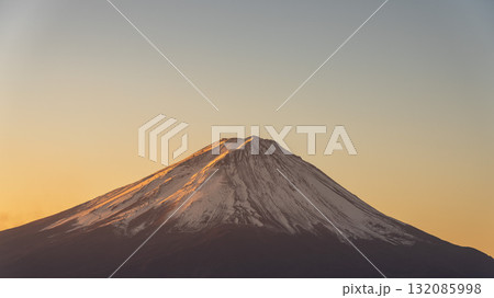 朝焼けに染まる富士山 朝焼けに染まる富士山 132085998