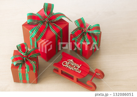 赤と緑のクリスマスカラーのプレゼント 赤と緑のクリスマスカラーのプレゼント 132086051