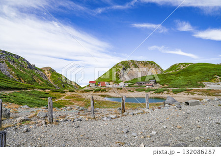 乗鞍畳平、鶴ヶ池を望む 132086287