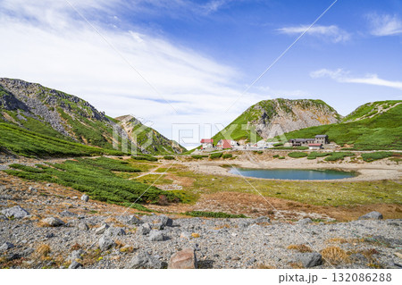 乗鞍畳平、鶴ヶ池を望む 132086288