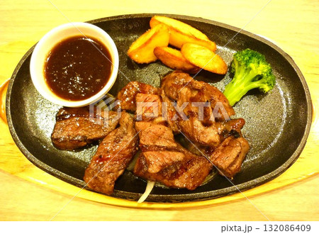 ボリューム満点のサイコロステーキ 132086409