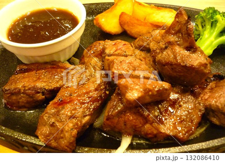 ボリューム満点のサイコロステーキ 132086410