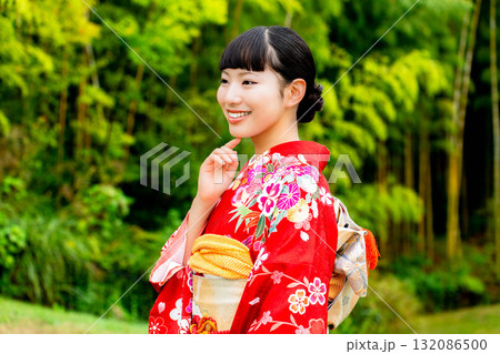 振袖を着て竹林にたたずむ日本人女性 132086500