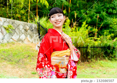 振袖を着て竹林にたたずむ日本人女性 132086507