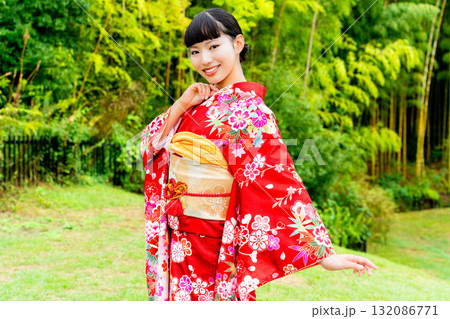振袖を着て竹林にたたずむ日本人女性 132086771