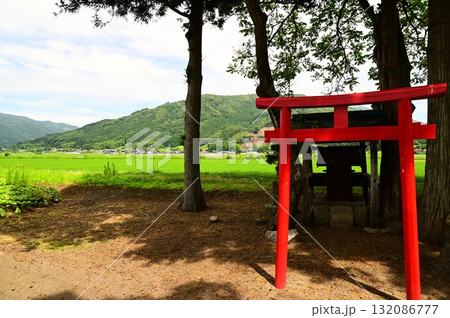 夏の遠野 釜石線と小さな神社 132086777