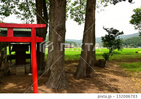 夏の遠野 釜石線と小さな神社 夏の遠野 釜石線と小さな神社 132086783