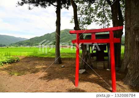 夏の遠野 釜石線と小さな神社 132086784