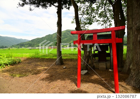 夏の遠野 釜石線と小さな神社 132086787