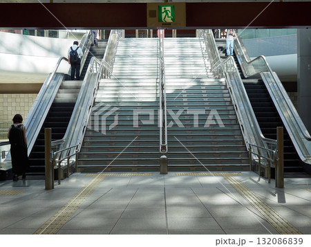 夏の朝の金沢駅のもてなしドーム地下広場のエスカレーターに乗る通勤中の人々の姿 夏の朝の金沢駅のもてなしドーム地下広場のエスカレーターに乗る通勤中の人々の姿 132086839