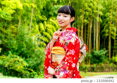 振袖を着て竹林にたたずむ日本人女性 振袖を着て竹林にたたずむ日本人女性 132086842