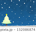 雪降る夜空とクリスマスツリーの背景イラスト 132086874