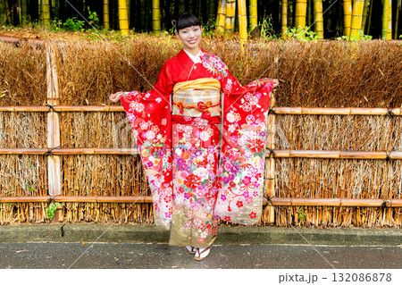 振袖を着て竹林にたたずむ日本人女性 132086878