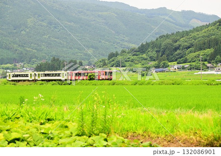 夏の遠野 釜石線と小さな神社 夏の遠野 釜石線と小さな神社 132086901