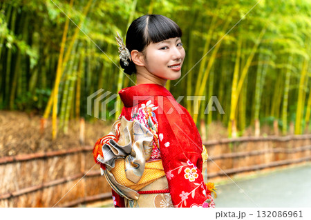 振袖を着て竹林にたたずむ日本人女性 132086961