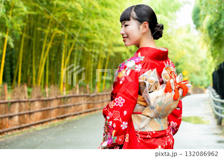 振袖を着て竹林にたたずむ日本人女性 132086962