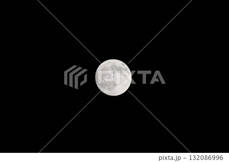 夜空に輝く中秋の名月 夜空に輝く中秋の名月 132086996