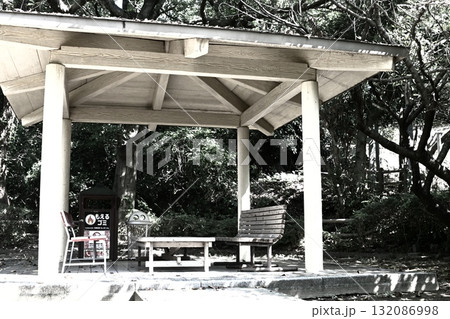 木陰に建つ公園の休憩所とベンチ 木陰に建つ公園の休憩所とベンチ 132086998