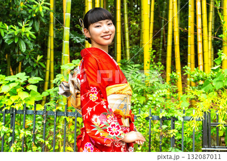 振袖を着て竹林にたたずむ日本人女性 振袖を着て竹林にたたずむ日本人女性 132087011