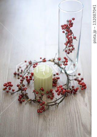 赤い実とキャンドルのナチュラルインテリア｜北欧風キャンドル 132087041