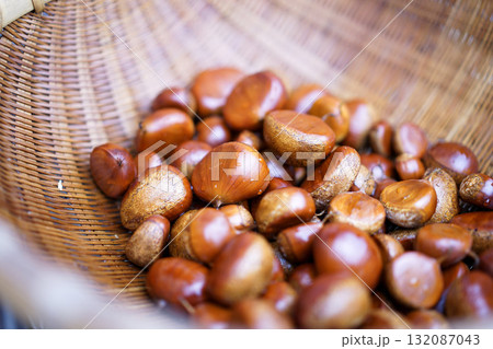 ぬくもり感じる秋の栗|秋の味覚| ぬくもり感じる秋の栗|秋の味覚| 132087043