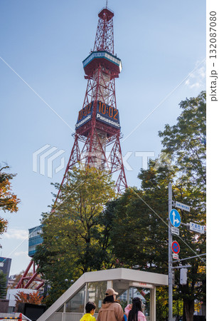 札幌大通り公園の秋の電波塔の風景 132087080