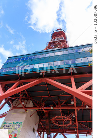 札幌大通り公園の秋の電波塔の風景 札幌大通り公園の秋の電波塔の風景 132087096