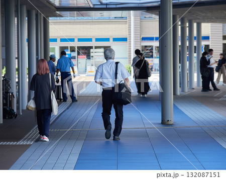 夏の朝の金沢駅西広場を渡る通勤中の会社員の姿 132087151