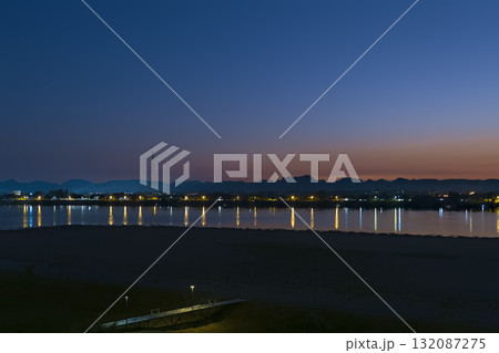 暁時のメコン川とラオスの山々 / Mekong River, Thailand & Laos 132087275