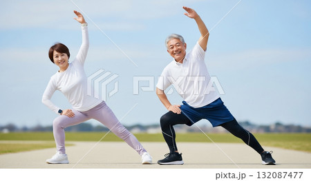 ストレッチをするシニアカップル 132087477