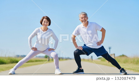 ストレッチをするシニアカップル 132087479