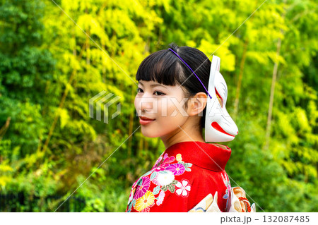 狐面を持つ振袖の日本人女性 狐面を持つ振袖の日本人女性 132087485