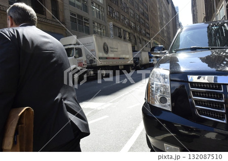 ニューヨーク 街角 車を見ている男性 ニューヨーク 街角 車を見ている男性 132087510