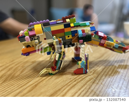 子どもの創造力で作られたブロック製の恐竜モデル 子どもの創造力で作られたブロック製の恐竜モデル 132087540