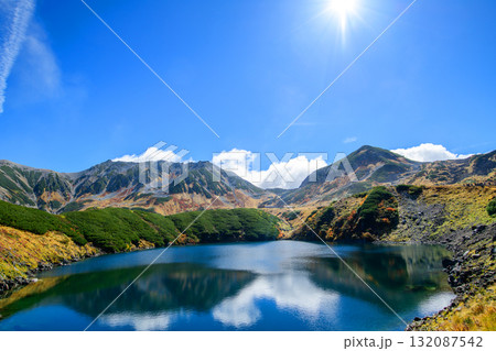室堂平みくりが池と立山連峰の絶景 立山黒部アルペンルート富山県 室堂平みくりが池と立山連峰の絶景 立山黒部アルペンルート富山県 132087542