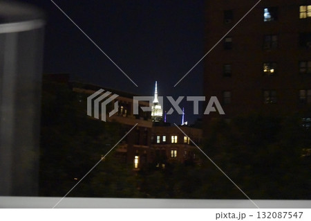 ニューヨーク　深夜の街中から見えるエンパイヤステートビルの遠景 132087547