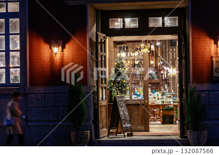夜の街の綺麗なショップの入口 132087566