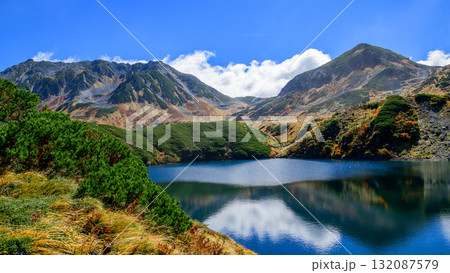 室堂平みくりが池と立山連峰の絶景　立山黒部アルペンルート富山県 132087579