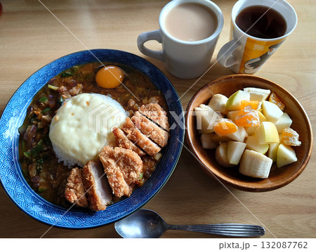 ヘルシーなヒレカツをトッピングしたカツカレーのランチセットの一例(デザートボウルとコーヒー付き) 132087762