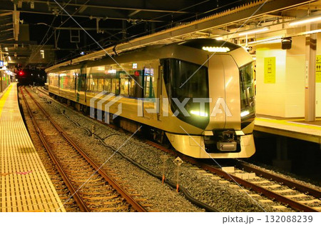 今や稀少な夜行列車・下町『浅草』から『尾瀬』へ… 【尾瀬夜行2345】 132088239