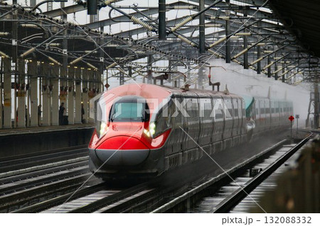 陸奥路を秋田と結ぶ秋田新幹線・E6系『こまち』福島駅にて 132088332