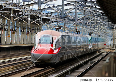陸奥路を秋田と結ぶ秋田新幹線・E6系『こまち』福島駅にて 陸奥路を秋田と結ぶ秋田新幹線・E6系『こまち』福島駅にて 132088335
