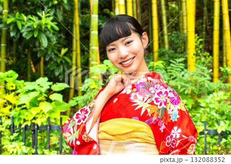 振袖を着て竹林にたたずむ日本人女性 振袖を着て竹林にたたずむ日本人女性 132088352