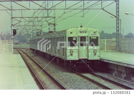 東急、田園都市線高津駅に到着する8000系非冷房の初期車5両、8004他、1979年5月1日 132088381