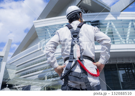 フルハーネスをつけた作業員 フルハーネスをつけた作業員 132088510