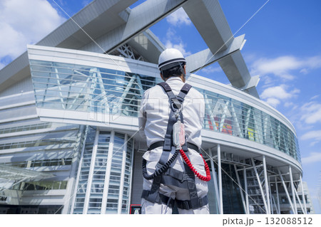 フルハーネスをつけた作業員 132088512