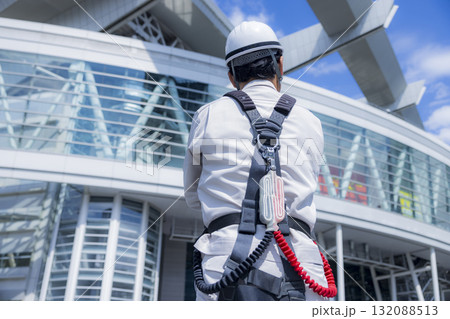 フルハーネスをつけた作業員 フルハーネスをつけた作業員 132088513