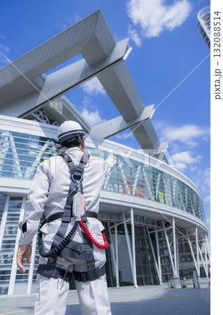 フルハーネスをつけた作業員 フルハーネスをつけた作業員 132088514