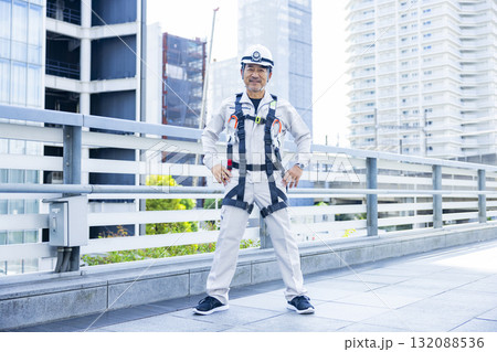 フルハーネスをつけた作業員 フルハーネスをつけた作業員 132088536