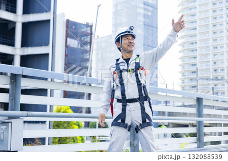 フルハーネスをつけた作業員 132088539